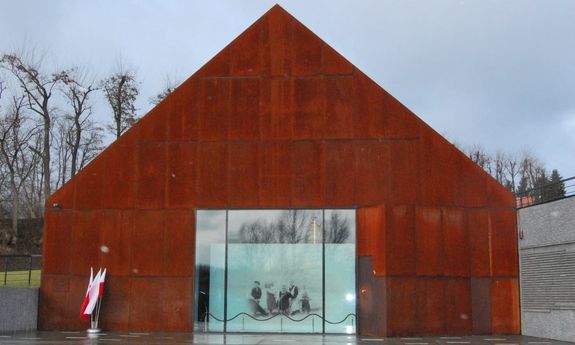 Fasada budynku Muzeum Polaków Ratujących Żydów podczas II wojny światowej im. Rodziny Ulmów z Markowej