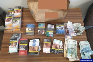 zabezpieczone paczki papierosów i pieniądze