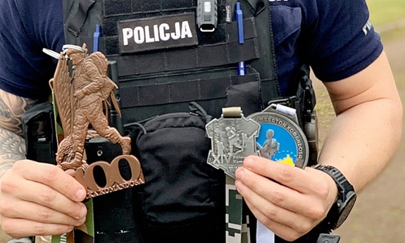 umundurowany policjant trzyma medale