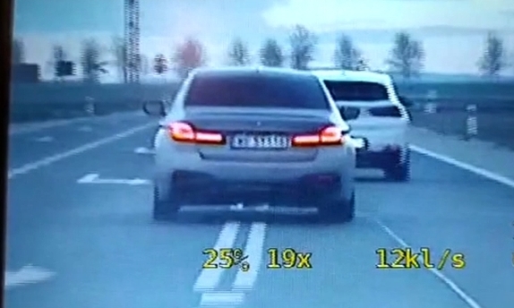 Stopklatka z nagrania wideorejestratora przedstawia dwa samochody