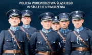6 policjantów w przedwojennych mundurach nad nimi napis policja województwa śląskiego w stulecie utworzenia