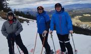 uczestnicy zawodów na trasie narciarskiej