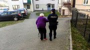 policjantka prowadzi starszą kobietę