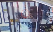 Na zdjęciu kard z filmu przedstawiający mężczyznę z bronią w sklepie