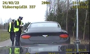 Stop klatka z wideorejestratora, na którym widać policjantów podczas kontroli pojazdu osobowego