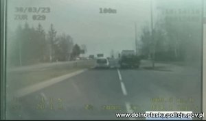 dwa pojazdy na drodze, zdjęcie w wideorejestratora