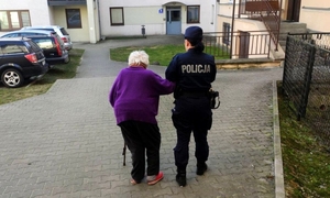 policjantka prowadzi starsza kobietę
