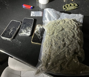 worek foliowy z marihuaną i telefony komórkowe