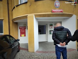 na zdjęciu zatrzymany mężczyzna prowadzony do budynku Prokuratury Rejonowej w Jaworznie