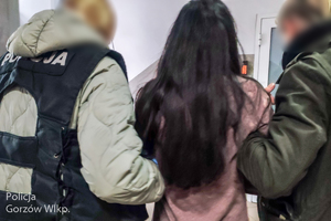 zatrzymana kobieta w asyście nieumundurowanych policjantów