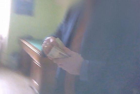 mężczyzna przyjmujący łapówkę