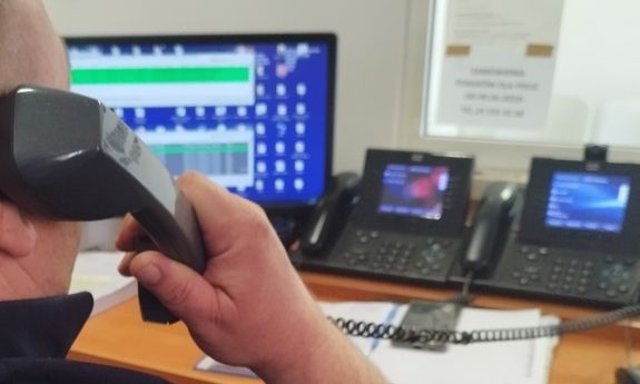 dyżurny przy biurku rozmawia przez telefon