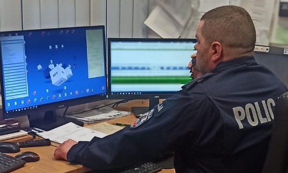 oficer dyżurny siedzi przy biurku