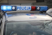 Napis Policja na belce znajdującej się na dachu radiowozu