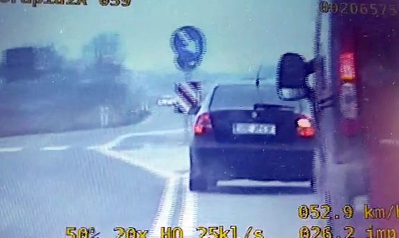stop klatka z videorejestratora - auto na drodze