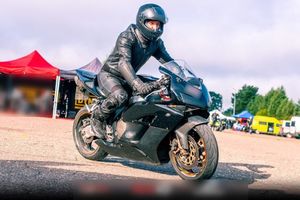 Zdjęcie przedstawia motocyklistę.