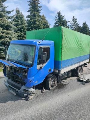 Uszkodzony pojazd ciężarowy DAF koloru niebieskiego