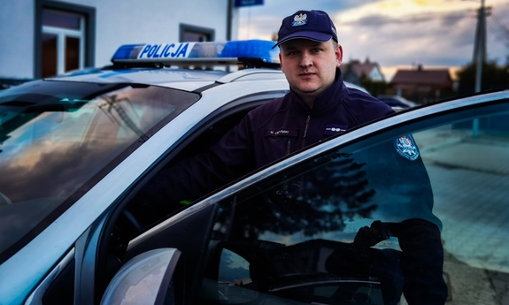 dzielnicowy, który zapobiegł tragedii i ugasił pożar budynku