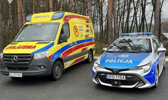 Na zdjęciu radiowóz i karetka pogotowia