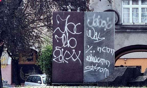 Napisy na pomniku