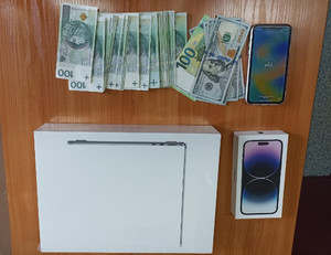 odzyskane mienie z kradzieży: dwa telefony, laptop i pieniądze