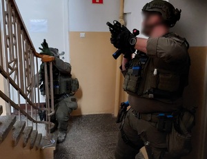 Policyjni kontrterroryści w trakcie ćwiczeń