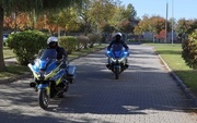 dwóch policjantów na policyjnych motocyklach na drodze