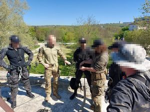 policyjni kontrterroryści szkolą policyjnych specjalsów w Mołdawii - zejście z budynku, działania na wysokości