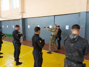 policyjni kontrterroryści szkolą policyjnych specjalsów w Mołdawii ze strzelania
