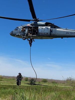 ćwiczenia w Mołdawii z wykorzystaniem policyjnego śmigłowca S-70i Black Hawk pod czujnym okiem instruktorów z CPKP &quot;BOA&quot;