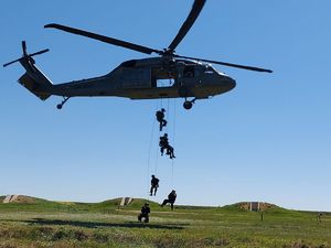 ćwiczenia w Mołdawii z wykorzystaniem policyjnego śmigłowca S-70i Black Hawk pod czujnym okiem instruktorów z CPKP &quot;BOA&quot;