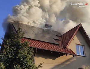 zdjęcie przedstawia dym unoszący się z dachu płonącego budynku