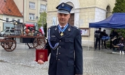 umundurowany policjant z odebraną odznaką Krzyża Rycerskiego Świętego Floriana