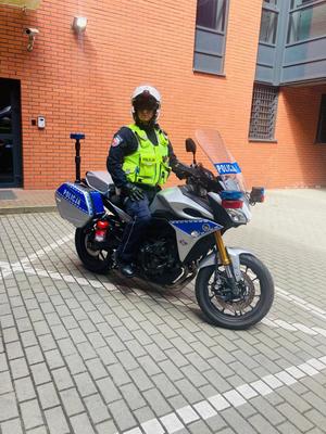 policjant na motocyklu służbowym