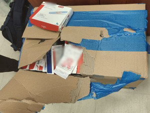 zabezpieczone nielegalne medykamenty w kartonowym pudełku