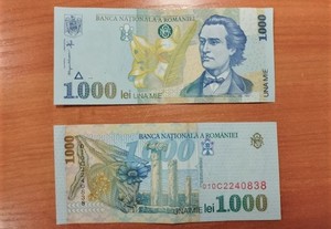 dwa banknoty o nominale 1000 lei leżą na stole
