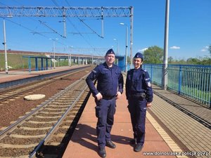Na zdjęciu dwoje policjantów przy torach kolejowych