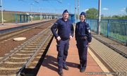 Na zdjęciu dwoje policjantów przy torach kolejowych