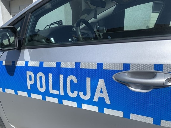 widoczny bok radiowozu z napisem Policja