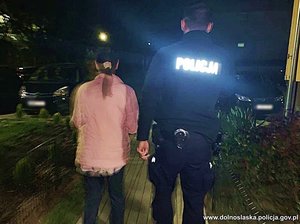 Policjant z odnalezioną kobietą