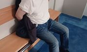 zatrzymany mężczyzna siedzący na ławce w pomieszczeniu