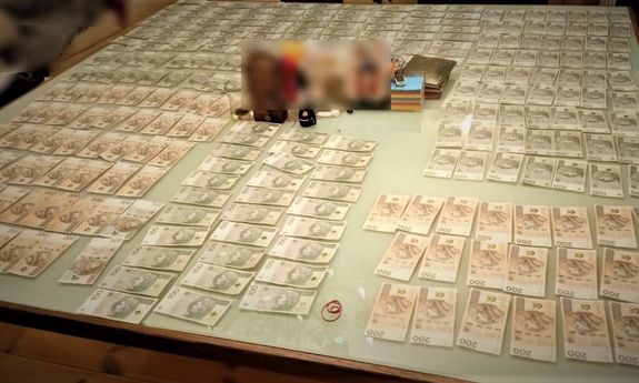 stu i dwustuzłotowe banknoty rozłożone na stole