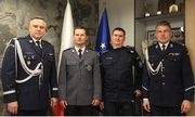 dwóch policjantów biorących udział w akcji ratowania chłopca oraz Komendant Wojewódzki Policji w Krakowie i Komendant Miejski Policji w Krakowie