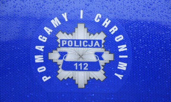 Na niebieskim tle policyjna gwiazda z napisem: Pomagamy i chronimy i nr 112
