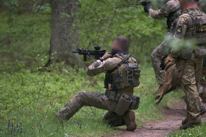 policyjni kontrterroryści ćwiczą w lesie
