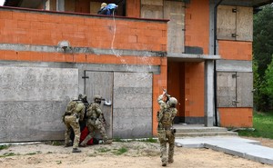 kontrterroryści forsują budynek i strzelają do terrorysty