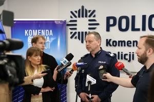 zastępca Komendanta Głównego Policji udziela wywiadu dziennikarzom