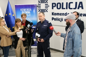 zastępca Komendanta Głównego Policji udziela wywiadu dziennikarzom
