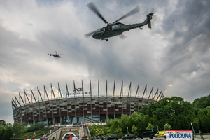 ćwiczenia policyjnych kontrterrorystów z wykorzystaniem śmigłowców w terenie PGE Stadionu Narodowego w Warszawie