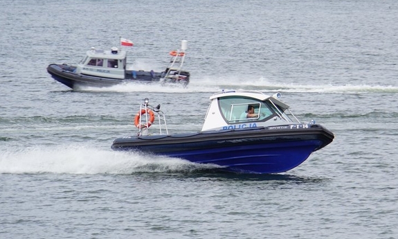 dwie łodzie policyjne